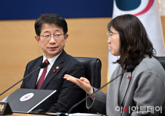 [포토]대화나누는 박상우 장관과 장미란 차관