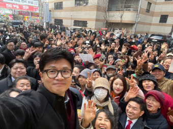 한동훈, 이번엔 연단에 올라…'5시간' 기다린 지지자들과 단체셀카