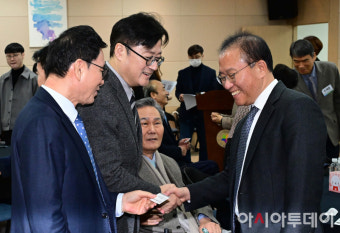 [포토] 홍익표 원내대표와 악수하는 윤재옥 원내대표