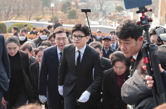 한동훈, 창원 민주묘지 참배 
