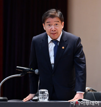 [포토]임직원에게 인사하는 유철환 위원장