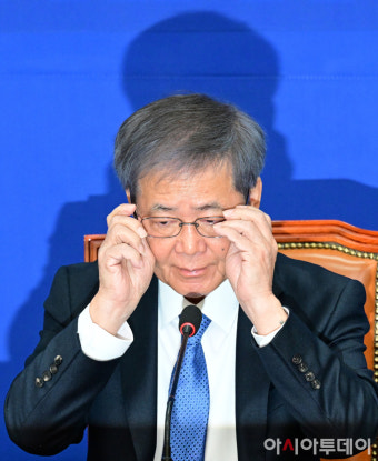 [포토] 안경 고쳐쓰는 임혁백 민주당 공관위원장
