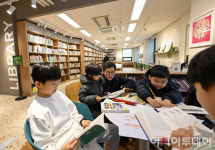 [포토] 숲속작은도서관에서 아이들과 함께 책읽는 정원오 성동구청장