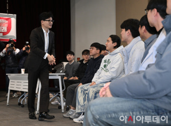 [포토] 대학생들과 인사 나누는 한동훈 비대위원장