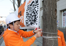 국회 앞 현수막 건 이준석…한동훈, 김경율 차별화 행보 삼일천하