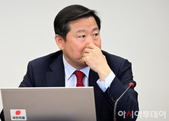 [포토] 생각에 잠긴 이철규 공천관리위원