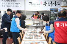 조용익 부천시장, 설 명절 앞두고 무료급식소 찾아.. 직접 배식하고 자원봉사자 노고 격려