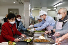 정명근 화성시장, 설맞이 노인복지관 경로식당 배식봉사 활동