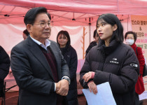 [포토] 박강수 마포구청장, 이화여대와 만난 전통시장 도화동 오프라인 사진전 관람