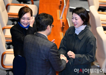 [포토] 배현진 의원과 대화하는 홍익표 원내대표
