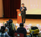 [포토] 박강수 마포구청장, 한국우진학교 졸업식 축사