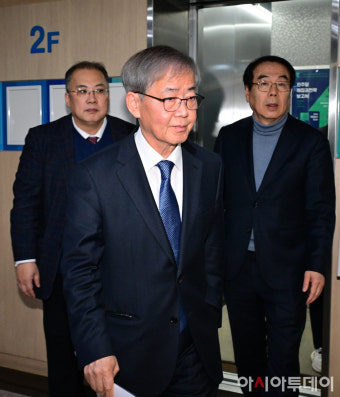 [포토] 5차 공천 심사 결과 발표 입장하는 임혁백 민주당 공관위원장