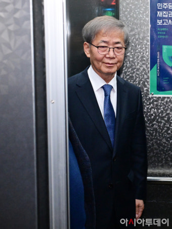 [포토] 승강기 올라 탄 임혁백 민주당 공천관리위원장