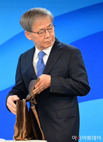[포토] 공천 심사 발표회장 들어서는 임혁백 공천관리위원장