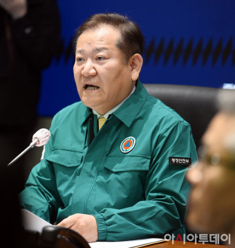 [포토]의사집단행동 중대본 회의에서 발언하는 이상민 장관