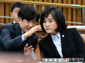 [포토] 보고 받는 신숙희 대법관 후보자
