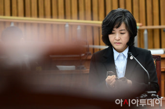 [포토] 안경 닦는 신숙희 대법관 후보자