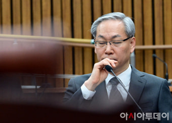 [포토] 생각에 잠긴 엄상필 대법관 후보자