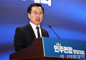 [포토] 수락연설하는 윤영덕 더불어민주연합 공동대표