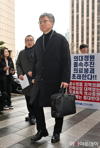 [포토] 경찰 출석하는 김택우 의협 비대위원장