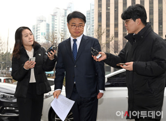 [포토] 경찰 출석하는 임현택 대한소아청소년과의사회장