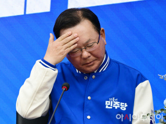 [포토] 생각에 잠긴 김부겸 상임공동선대위원장