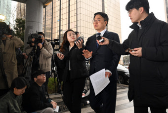 경찰, 의협 비대위원장 14시간 고강도 조사...자정 넘겨 마쳐