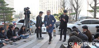 [포토] 조사실 향하는 주수호 의협 비대위 언론홍보위원장