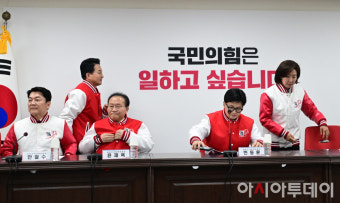 [포토] 첫 중앙선대위 참석하는 한동훈-안철수-나경원-원희룡-윤재옥