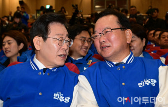 [포토] 김부겸 상임공동선대위원장과 대화하는 이재명 대표