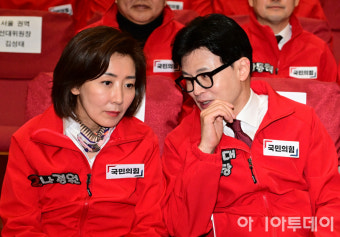 [포토] 나경원 공동선대위원장과 대화하는 한동훈 총괄선대위원장