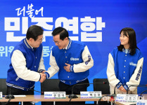 [포토] 윤영덕 민주연합 상임선대위원장과 악수하는 이재명 대표
