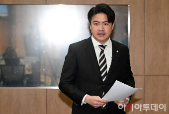 [포토] 소통관 들어서는 오영환 총괄선대위원장
