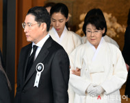 [포토] 영결식 마친 송광자 여사와 조현준 회장