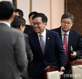 [포토]참석 위원들과 악수하는 최상목 부총리