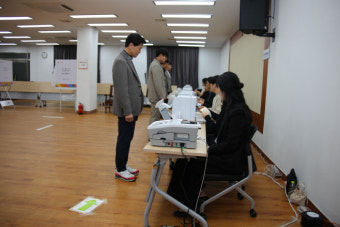 [포토] 사전투표하는 안병구 밀양시장 후보