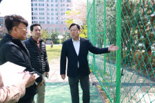 [포토]김종훈 동구청장 지역 내 꽃나루공원 방문