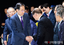 [포토]한덕수 총리, 이종찬 광복회장과 인사