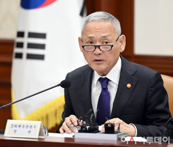 [포토]비상경제장관회의에서 발언하는 유인촌 장관