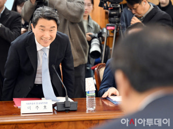 [포토]노연홍 위원장에게 인사하는 이주호 부총리