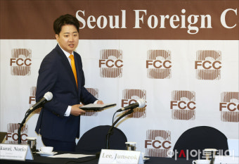 [포토] 기자간담회 입장하는 이준석 개혁신당 대표