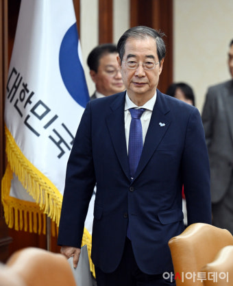 [포토]국정관계장관회의 참석하는 한덕수 총리