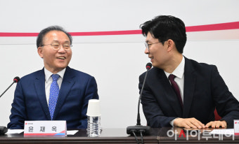 [포토] 조정훈 총선백서 TF 위원장과 대화하는 윤재옥 당 대표 권한대행