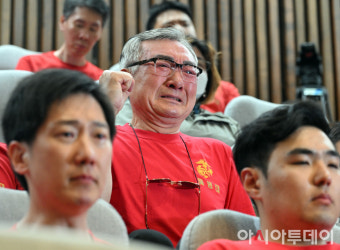 [포토] '채상병특검법' 국회 통과에 터진 눈물
