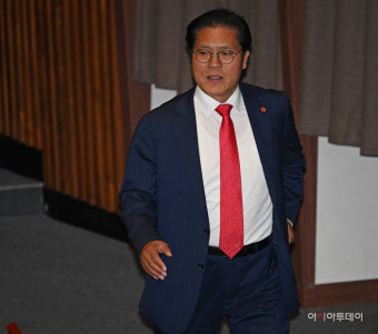 與 송석준 원내대표 출사표…이철규 