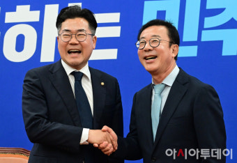 [포토] 환하게 웃는 박찬대 원내대표와 홍철호 정무수석