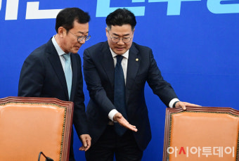 [포토] 홍철호 정무수석 자리 권하는 박찬대 원내대표