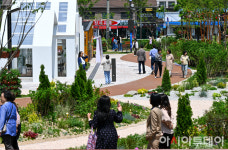 [포토] 문래동 꽃밭정원 잠시 힐링하는 시민들