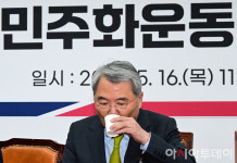 [포토] 물 마시는 윤남식 5·18 민주화운동공로자회 회장