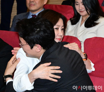 [포토] 이기인 후보 축하 받는 허은아 개혁신당 신임 대표